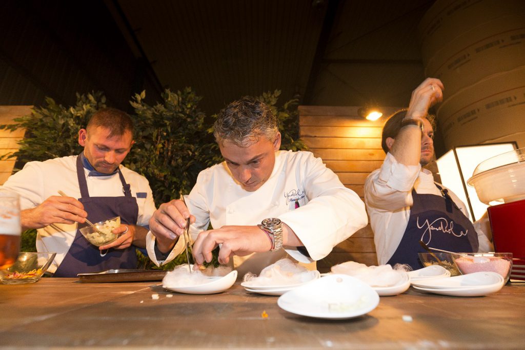 Ricardo Pérez (Yandiola) dando los últimos retoques al algodón de foie y manzana. / Sukalmedia.