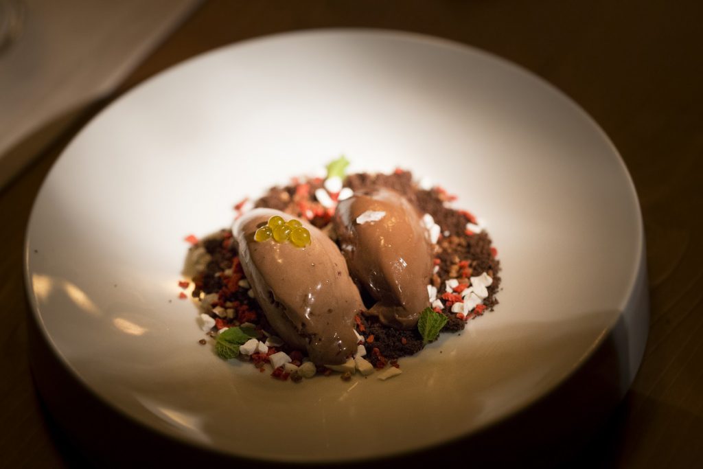 Cremoso de chocolate sobre unas arenas de cacao y liofilizados cítricos. Un toque de sal de Añana. /Sukalmedia.