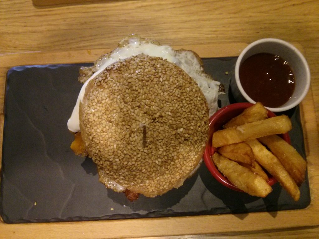 Plano cenital de la hamburguesa con huevo del Pikata Urban Burger.